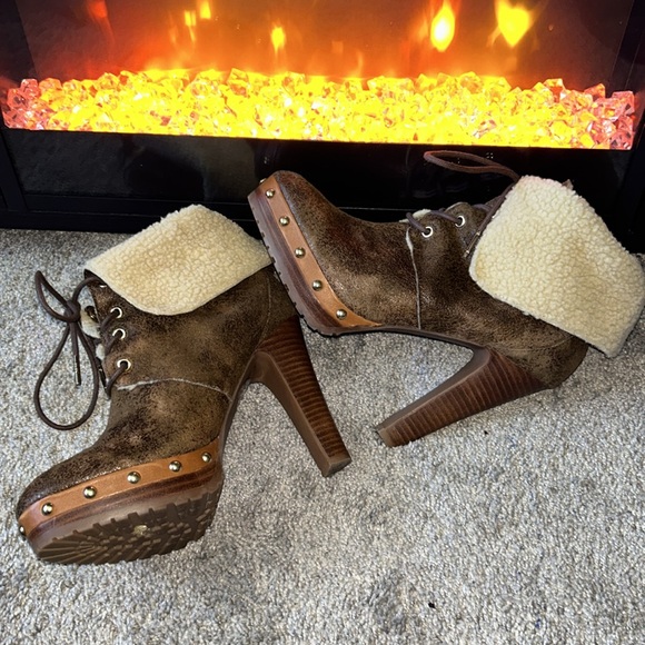 Michael Kors Sherpa Boot - Picture 4 of 9